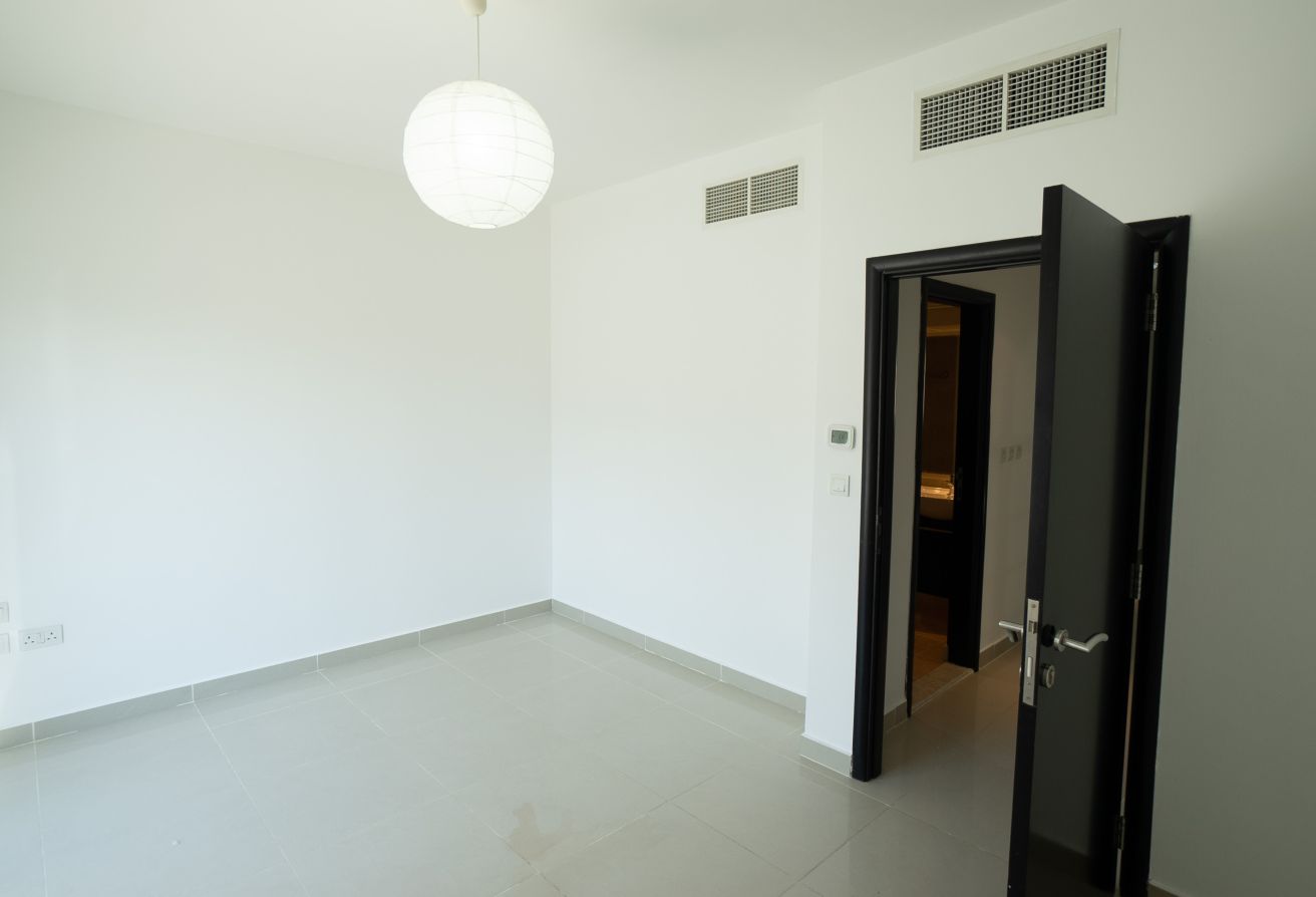 3-bedroom Mediterranean Style villa for sale in Al Reef Villas Abu Dhabi – family home with private garden and terrace