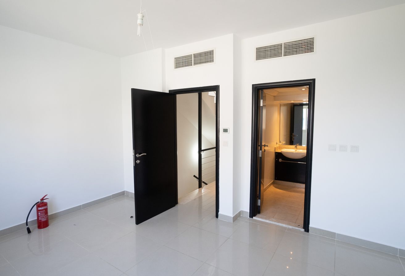3-bedroom Mediterranean Style villa for sale in Al Reef Villas Abu Dhabi – family home with private garden and terrace