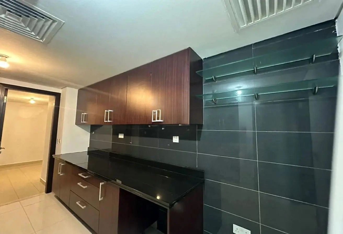 Bright large-layout 1-bedroom apartment Al Durrah Tower Marina Square.