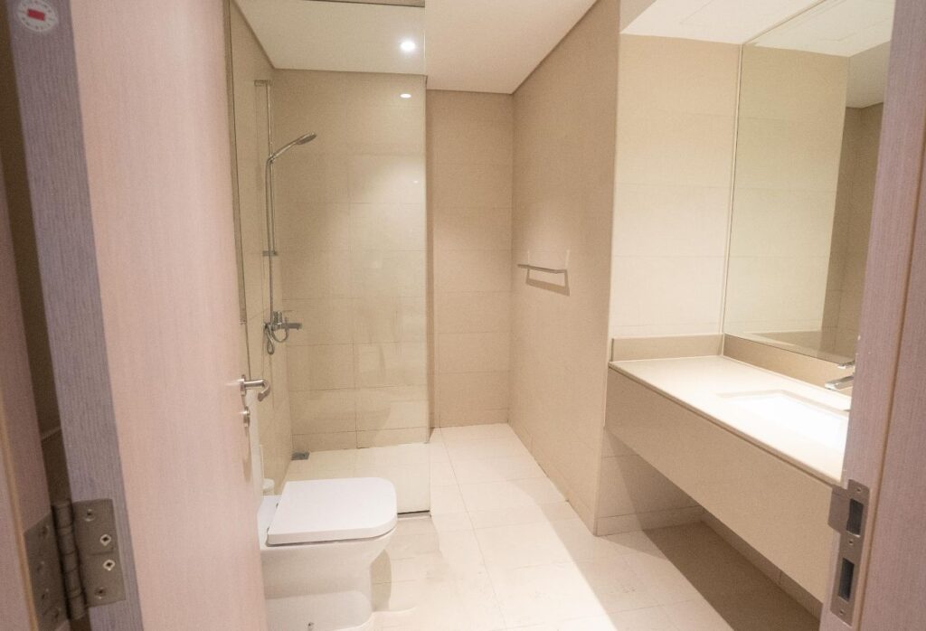 1-bedroom apartment for sale in Water’s Edge Yas Island Abu Dhabi – waterfront Aldar development with balcony view