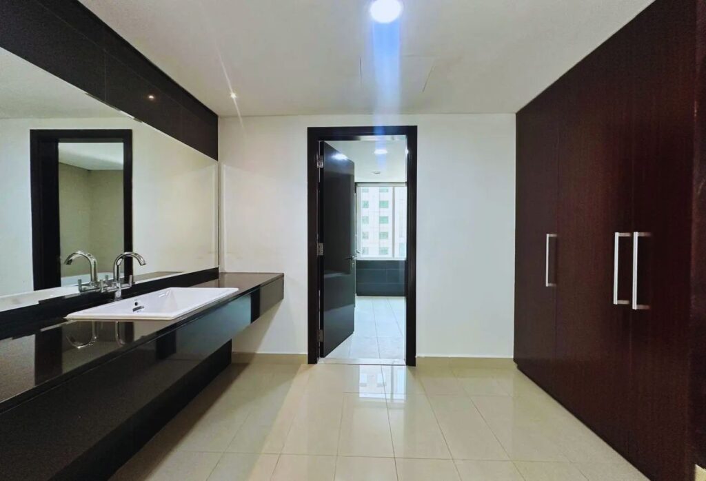 4 bedroom marina view apartment in Al Durrah Tower Marina Square