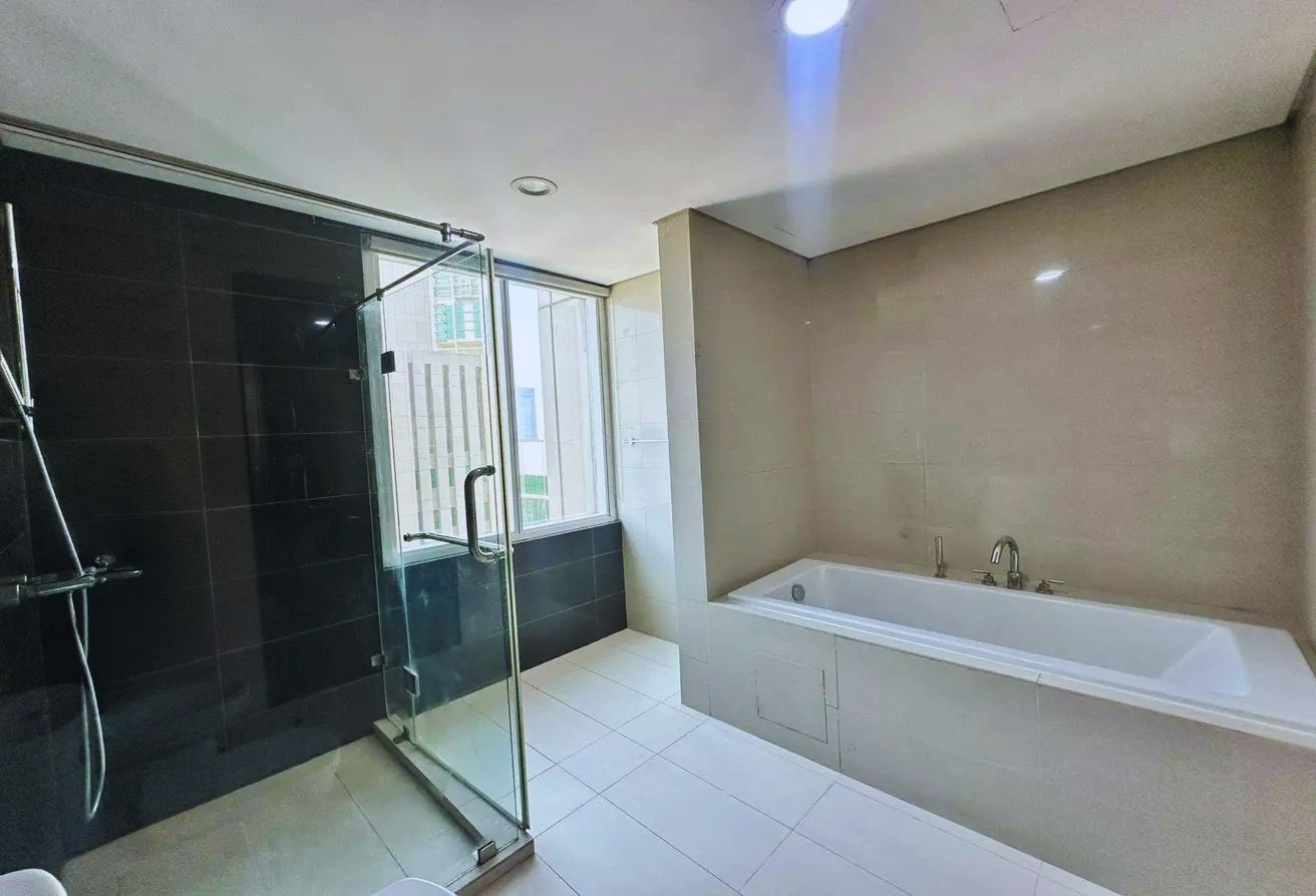 4 bedroom marina view apartment in Al Durrah Tower Marina Square