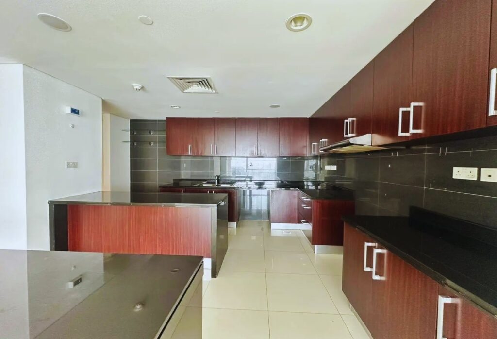 4 bedroom marina view apartment in Al Durrah Tower Marina Square
